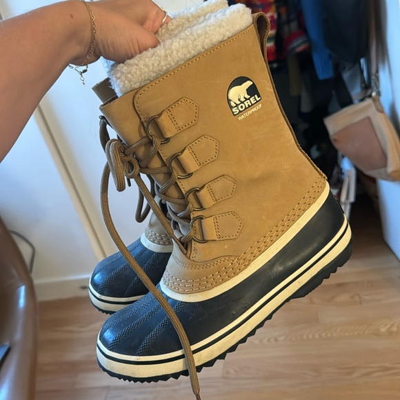 Waterproof Sorel snow boots - Picture 1 of 7